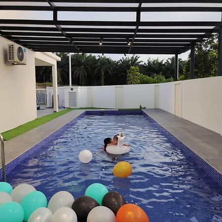 Desaru Homestay-Eva Villa Pool Homestay By Yolo Resort Bandar Penawar Exterior photo